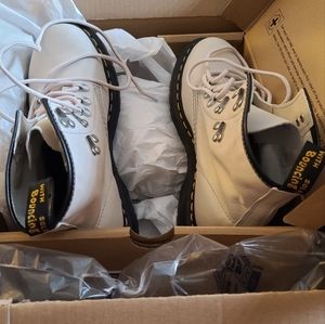 BNIB Dr Martens Virginia 101 Bone US L9